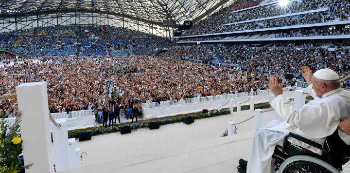 Esta foto tomada y distribuida por The Vatican Media muestra al Papa Francisco saludando a la multitud durante una santa misa en el estadio Velódromo de Marsella, al sur de Francia.