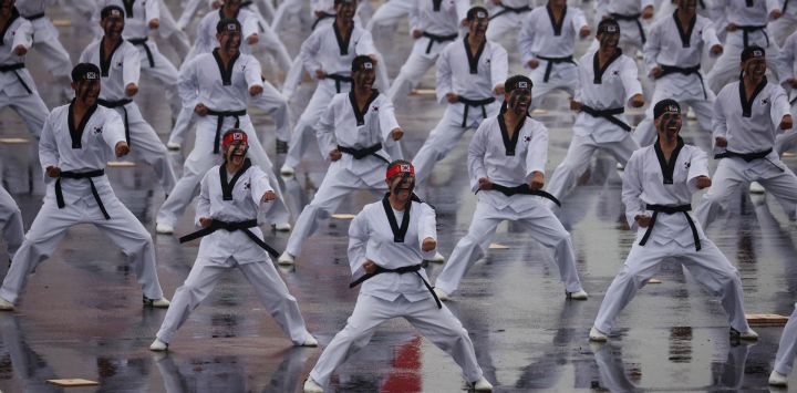 Soldados surcoreanos demuestran sus habilidades de taekwondo durante una ceremonia para conmemorar el 75.º aniversario del Día de las Fuerzas Armadas de Corea en Seongnam.