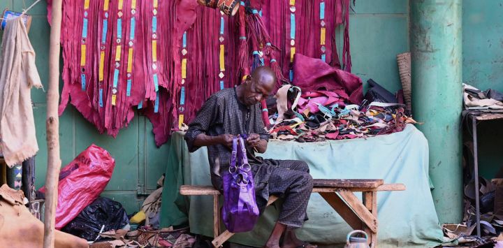 Un artesano termina su trabajo en el centro de artesanía de Niamey, Níger.
