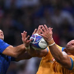 El centro exterior de Uruguay, Felipe Arcos Pérez, lucha por la pelota con el lateral de Namibia, Cliven Loubser, durante la Copa Mundial de Rugby de Francia 2023. | Foto:SEBASTIEN BOZÓN/AFP