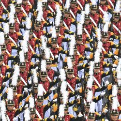 El personal de la Academia Militar de Corea participa en un desfile militar para celebrar el 75º Día de las Fuerzas Armadas de Corea del Sur en Seúl. | Foto:ANTHONY WALLACE / AFP