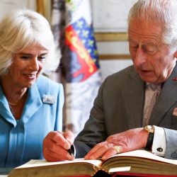 El rey Carlos III de Gran Bretaña firma un libro de visitas junto a su esposa, la reina Camilla, durante una visita al Hotel de Ville de Burdeos el tercer día de la visita de Estado Real a Francia en Burdeos, suroeste de Francia. | Foto:HANNAH MCKAY / PISCINA / AFP