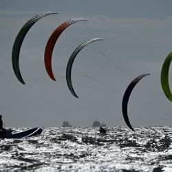 En la foto se ven a los competidores durante el último día del Campeonato Europeo de Fórmula Kite 2023, en Portsmouth, sur de Inglaterra. | Foto:JUSTIN TALLIS / AFP