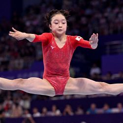 La japonesa Mana Okamura compite en el ejercicio de suelo en la final femenina de gimnasia artística en los Juegos Asiáticos Hangzhou 2022 en Hangzhou, provincia china de Zhejiang. | Foto:William West / AFP