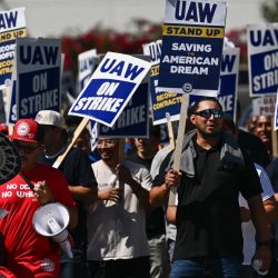 Miembros del Local 230 del United Auto Workers (UAW) y sus partidarios caminan en el piquete frente a la División de Repuestos Corporativos de Chrysler en Ontario, California. | Foto:PATRICK T. FALLON / AFP