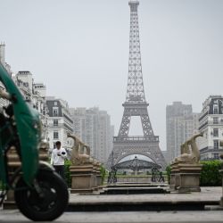 Se ve una torre inspirada en la Torre Eiffel cerca de una zona residencial en Hangzhou, ciudad anfitriona de los Juegos Asiáticos de 2023. | Foto:Wang Zhao / AFP