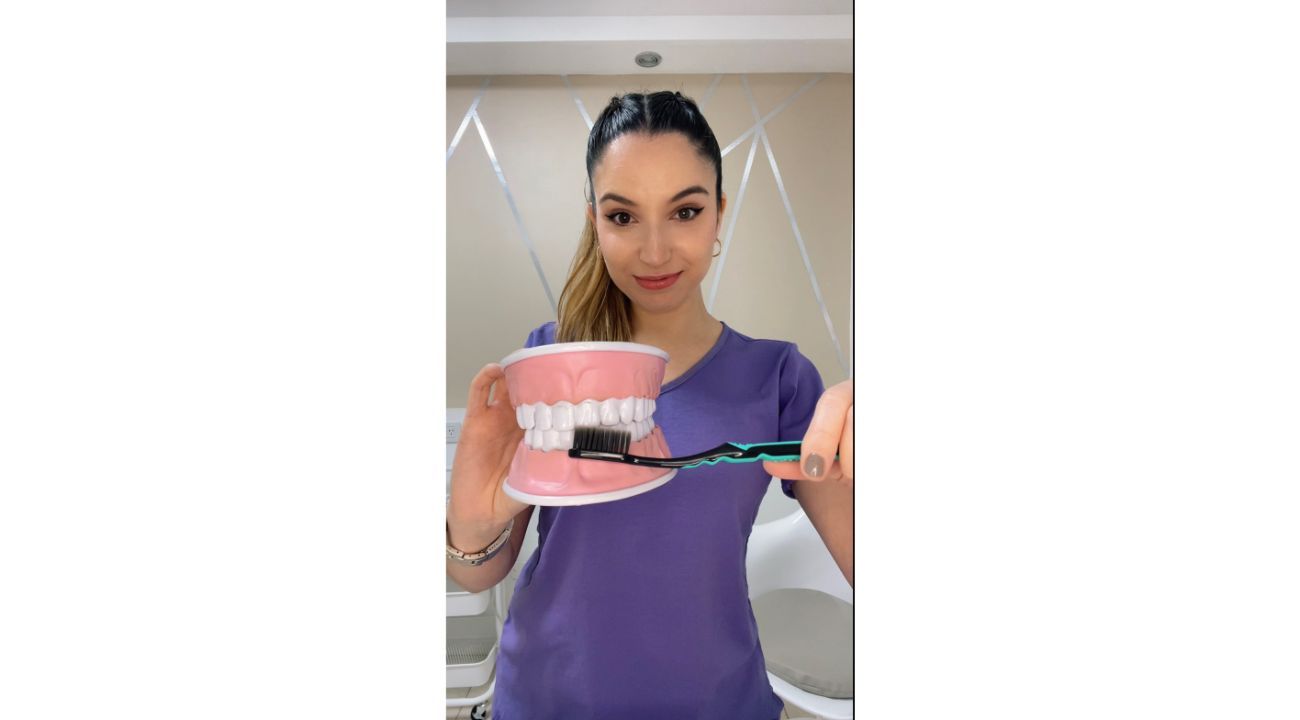 “Guía para elegir tu Cepillo de Dientes ideal por la Dra. Karina Pugliese de Araoz Dental"