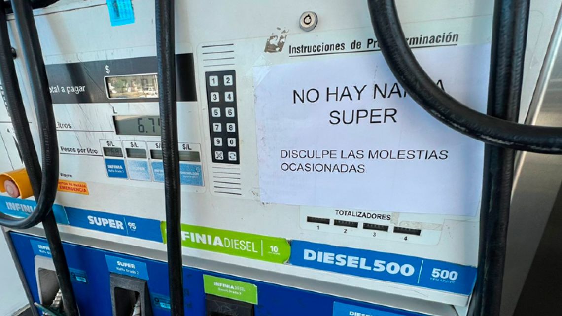 No hay nafta súper”: estaciones de servicio colocan carteles por
