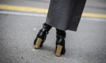 El poder de los detalles: las botas con taco dorado triunfan en el Street style