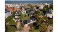 Verano 2024: Cómo es el hotel argentino inmerso entre el mar y el bosque que conquista a familias y parejas