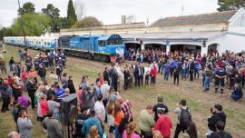 El tren fue recibido por una multitud en Laguna Paiva.