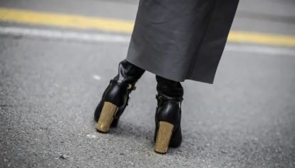 Las botas con tacón dorado están causando sensación en el Street style de todo el mundo, añadiendo un toque de sofisticación a cualquier look.