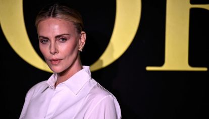 Las celebs dieron catedra de moda, desde Charlize Theron, Jennifer Lawrence, Rosalía y más, transformaron la camisa blanca en una pieza de moda esencial