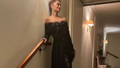 La actriz española asistió a la fiesta de Lancôme en el museo Louvre de Paris y se anotó a la tendencia de temporada con un mono de encaje negro y sobrefalda. 