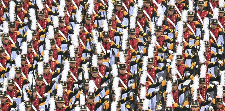 El personal de la Academia Militar de Corea participa en un desfile militar para celebrar el 75º Día de las Fuerzas Armadas de Corea del Sur en Seúl.