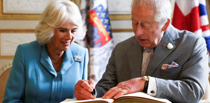El rey Carlos III de Gran Bretaña firma un libro de visitas junto a su esposa, la reina Camilla, durante una visita al Hotel de Ville de Burdeos el tercer día de la visita de Estado Real a Francia en Burdeos, suroeste de Francia.