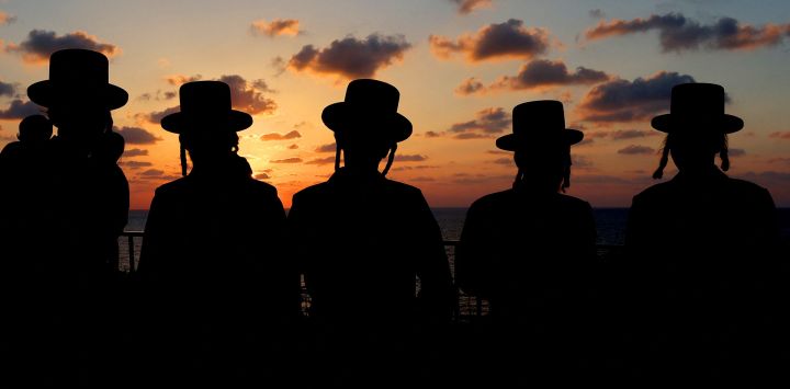 Hombres y niños judíos ultraortodoxos se reúnen en la ciudad costera de Netanya para realizar el ritual "Tashlich" durante el cual "se arrojan los pecados al agua a los peces", antes del Día de la Expiación, o Yom Kipur. , el día más importante del calendario religioso judío.