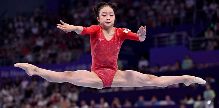 La japonesa Mana Okamura compite en el ejercicio de suelo en la final femenina de gimnasia artística en los Juegos Asiáticos Hangzhou 2022 en Hangzhou, provincia china de Zhejiang.