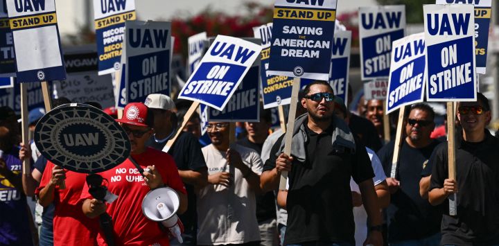 Miembros del Local 230 del United Auto Workers (UAW) y sus partidarios caminan en el piquete frente a la División de Repuestos Corporativos de Chrysler en Ontario, California.