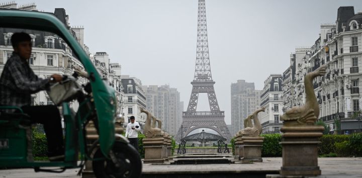 Se ve una torre inspirada en la Torre Eiffel cerca de una zona residencial en Hangzhou, ciudad anfitriona de los Juegos Asiáticos de 2023.