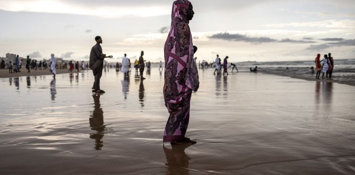 Un devoto musulmán perteneciente a la Hermandad Mouride camina hacia el mar durante la ceremonia de "oración realizada en el mar" en Dakar, Senegal.