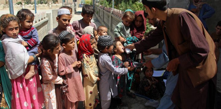 Un trabajador sanitario afgano administra gotas de vacuna contra la polio a niños durante una campaña de vacunación contra la polio en Kandahar.
