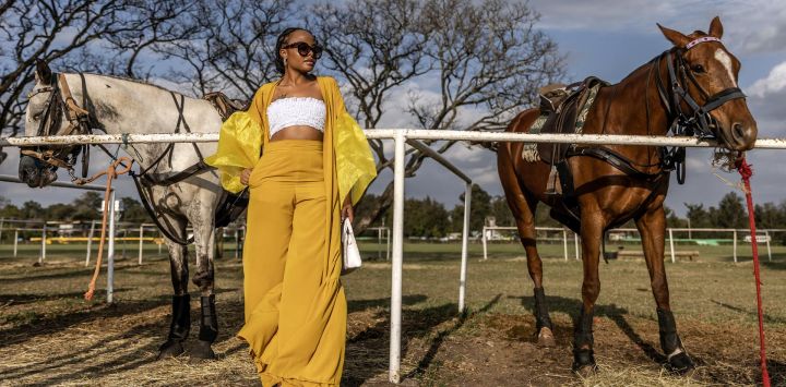 Una aficionada al polo sigue un partido junto a algunos caballos durante la Copa Casino en el Nairobi Polo Club de Nairobi, Kenia. Fundado en 1907, Nairobi Polo Club es el club de polo más antiguo de África Oriental y alberga varios torneos destacados cada año. . El polo está ganando gran popularidad en Nairobi a medida que más kenianos se interesan en la cultura del polo y el estilo de vida que la rodea.