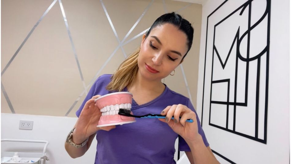 “Guía para elegir tu Cepillo de Dientes ideal por la Dra. Karina Pugliese de Araoz Dental"