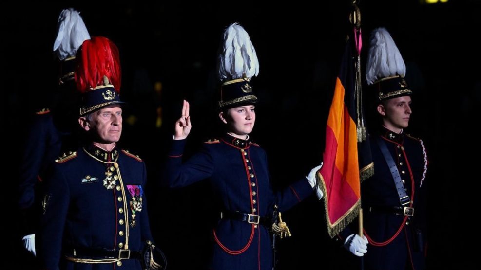 En tres idiomas y frente a sus padres: Elisabeth de Bélgica juró la Constitución