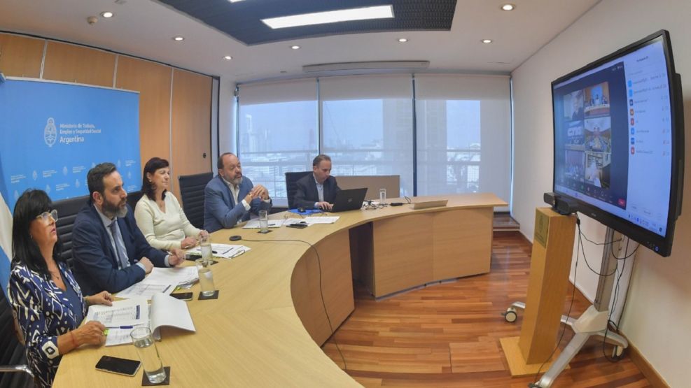 La ministra de Trabajo Kelly Olmos presidió el Consejo del Salario Mínimo, Vital y Móvil 