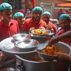 En esta fotografía un personal sirve platos de biryani en un restaurante de Karachi. Mirándose unos a otros a través de una corriente de tráfico, los locales rivales de biryani paquistaníes compiten por los clientes, sirviendo una ardiente mezcla de carne, arroz y especias que une y divide los apetitos del sur de Asia. | Foto:RIZWAN TABASSUM / AFP