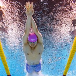 Qin Haiyang de China compite en una serie de la prueba masculina de natación de 100 m braza durante los Juegos Asiáticos de Hangzhou 2023 en Hangzhou, en la provincia oriental china de Zhejiang. | Foto:MANAN VATSYAYANA / AFP