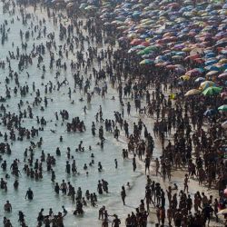Turistas disfrutan de la playa de Macumba, en la zona oeste de Río de Janeiro, durante una ola de calor que registró 39,9 grados. | Foto:TERCIO TEIXEIRA / AFP
