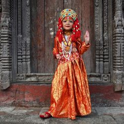 Una niña vestida como la diosa viviente 'Kumari' posa para una fotografía antes de participar en los rituales 'Kumari Puja' en Hanuman Dhoka en la Plaza Durbar de Katmandú, Nepal. | Foto:PRAKASH MATHEMA / AFP