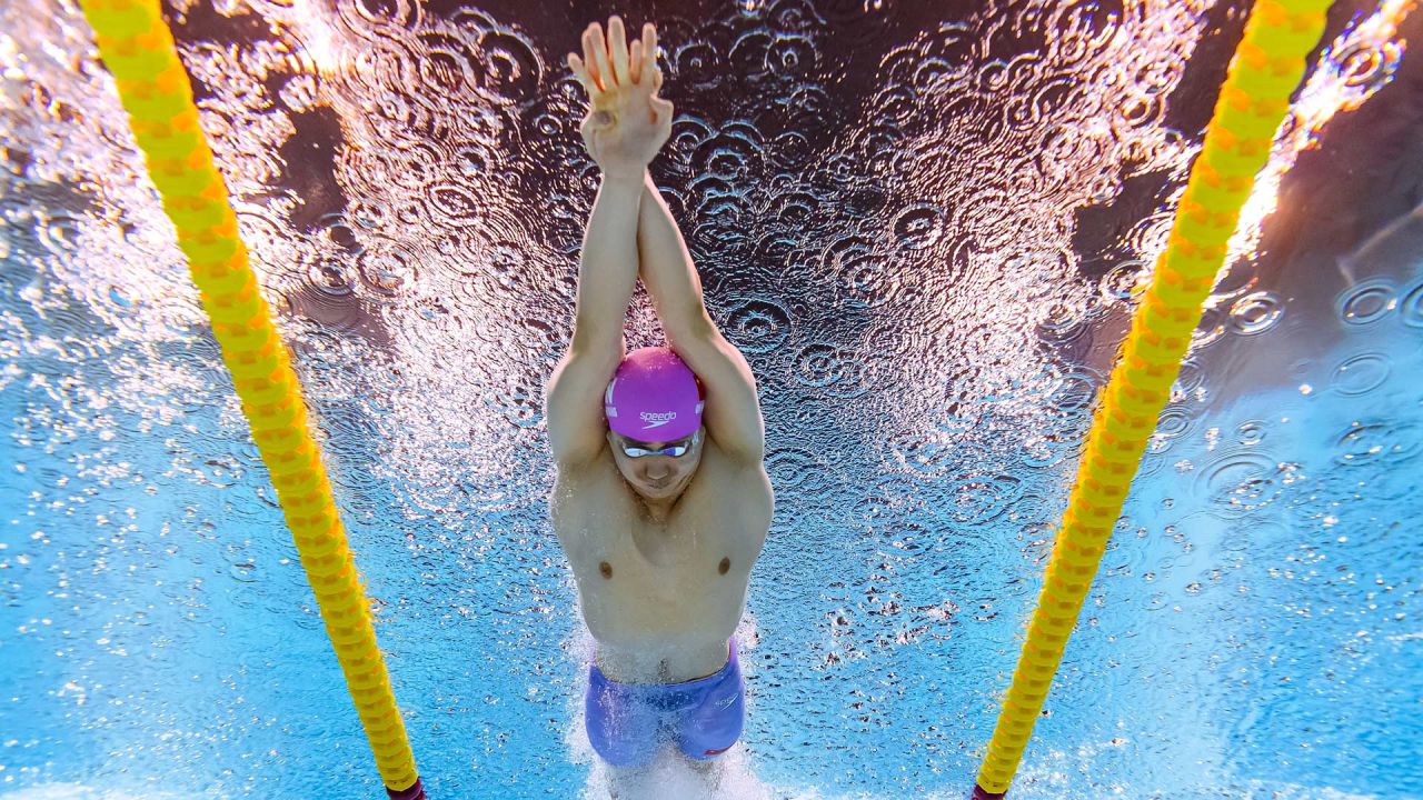 Qin Haiyang de China compite en una serie de la prueba masculina de natación de 100 m braza durante los Juegos Asiáticos de Hangzhou 2023 en Hangzhou, en la provincia oriental china de Zhejiang. | Foto:MANAN VATSYAYANA / AFP