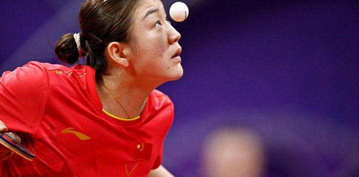 Chen Meng, de China, compite durante la semifinal femenina por equipos de Tenis de Mesa entre China y Tailandia en los XIX Juegos Asiáticos, en Hangzhou, en la provincia de Zhejiang, en el este de China.