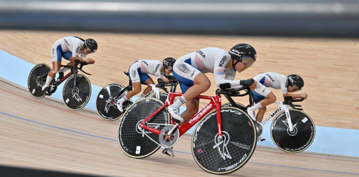 Lee Ju-mi, Kang Hyun-kyung, Na Ah-reum y Shin Ji-eun de Corea del Sur compiten en la primera ronda de persecución por equipos femeninos del evento de ciclismo en pista durante los Juegos Asiáticos Hangzhou 2022 en Hangzhou, en la provincia oriental china de Zhejiang.