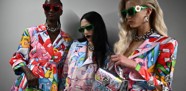 Los modelos posan entre bastidores antes del desfile de Philippe Plein durante la Semana de la Moda de Milán Ropa de mujer Primavera/Verano 2024 en Milán.