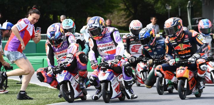 Los pilotos de Prima Pramac Racing MotoGP, Jorge Martín de España y Johann Zarco de Francia participan en una carrera de MiniBike, el evento previo al Gran Premio de Japón de MotoGP en el Mobility Resort Motegi en Motegi.