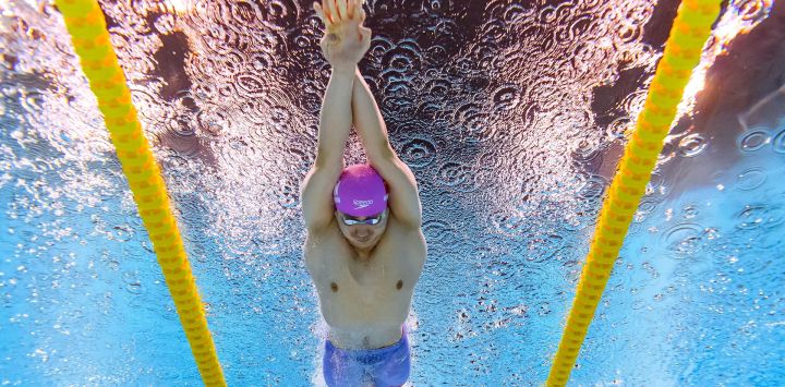 Qin Haiyang de China compite en una serie de la prueba masculina de natación de 100 m braza durante los Juegos Asiáticos de Hangzhou 2023 en Hangzhou, en la provincia oriental china de Zhejiang.