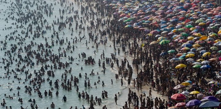 Turistas disfrutan de la playa de Macumba, en la zona oeste de Río de Janeiro, durante una ola de calor que registró 39,9 grados.