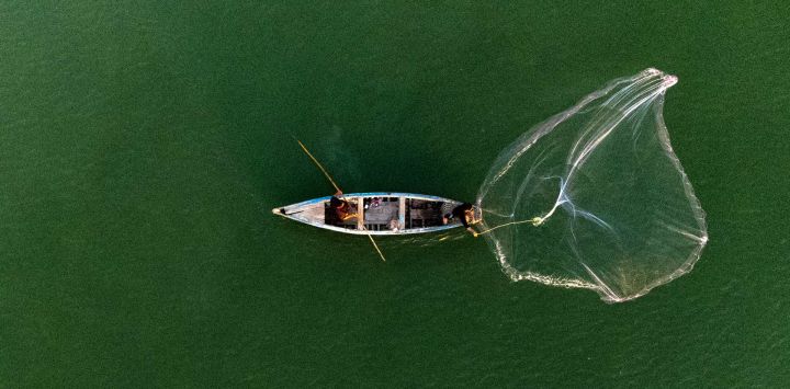 Un pescador arroja su red en la vía fluvial de Shatt al-Arab, en la ciudad de Basora, en el sur de Irak.