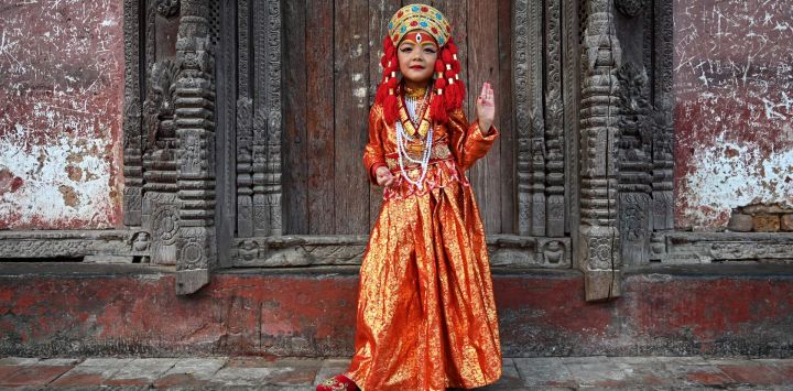 Una niña vestida como la diosa viviente 'Kumari' posa para una fotografía antes de participar en los rituales 'Kumari Puja' en Hanuman Dhoka en la Plaza Durbar de Katmandú, Nepal.