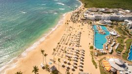 Vista aéresa de la playa Uvero Alto, donde se encuentra el Nickelodeon Hotels and Resorts Punta Cana.