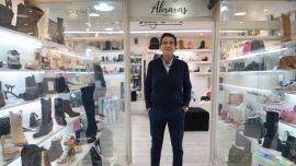 Melconian en la zapatería de su familia, en Valentín Alsina