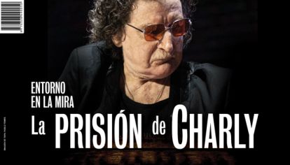 Cercado por su círculo íntimo, apenas sale de su casa y no camina. Sus amigos históricos tienen prohibido verlo. Apuntan contra Mecha, la novia, que controla la caja. Disco frenado y celular secuestrado.