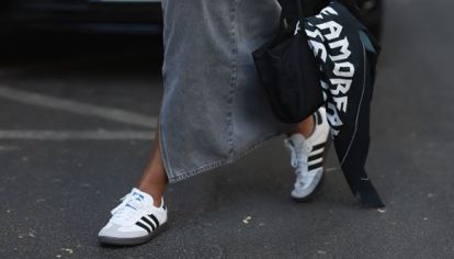  Las Adidas Samba se mantienen en la cima de la moda urbana esta temporada,las zapatillas que son un básico que combina con cualquier prenda.