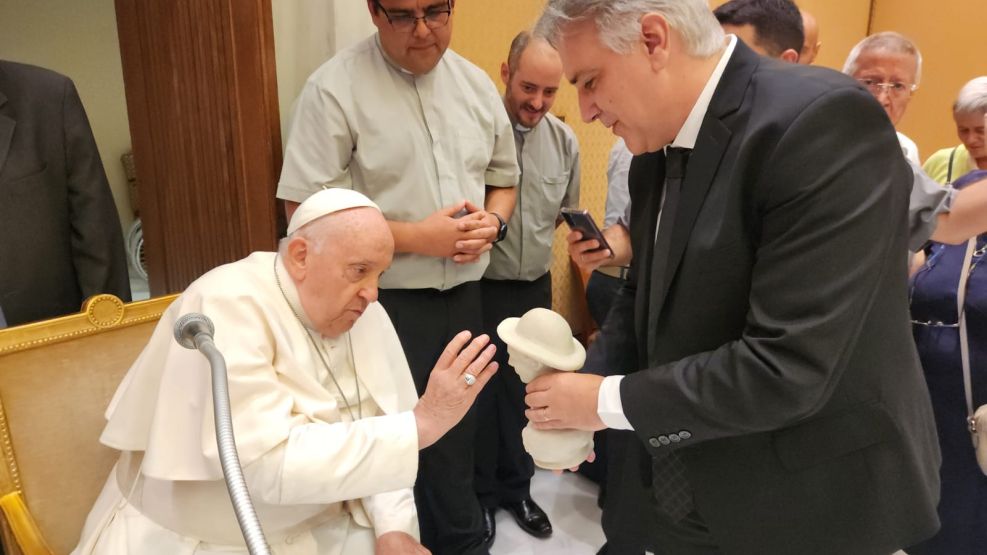 Martin Llaryora junto al Papa Francisco