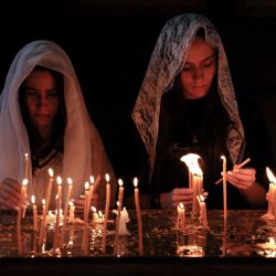 Los fieles encienden velas y rezan durante un servicio por los refugiados de Nagorno Karabaj en la iglesia vicarial de Saint-Sargis como parte de la oración nacional por el día de Artsaj en Ereván. Foto de ALAIN JOCARD / AFP | Foto:AFP