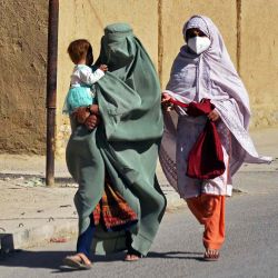 Mujeres afganas junto con un niño caminan por una calle en las afueras de la provincia de Kandahar. Foto de Sanaullah SEIAM / AFP | Foto:AFP